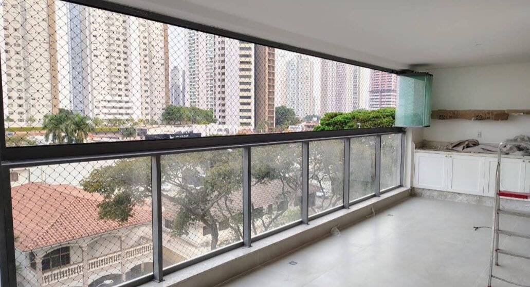 Guarda-corpo de vidro em varanda com vista para a cidade