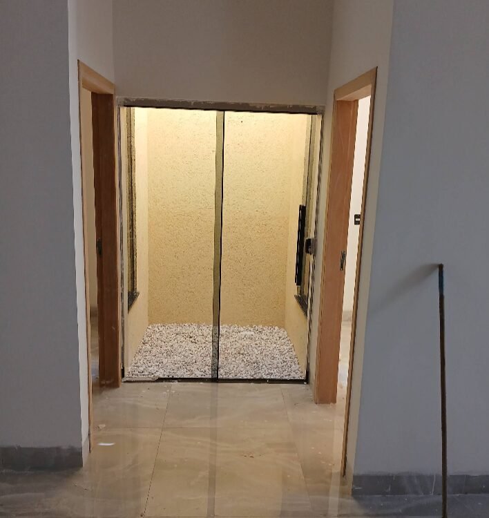 Porta de vidro em hall de entrada