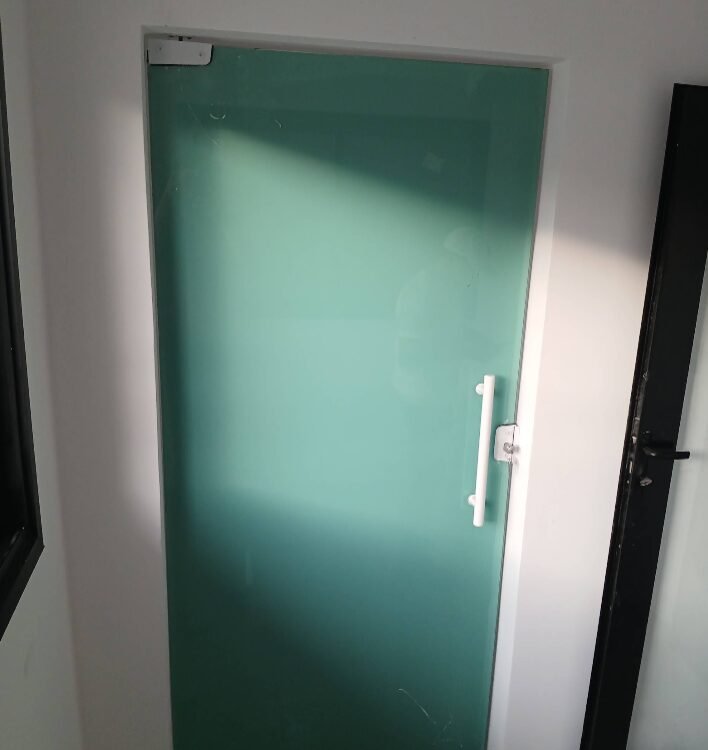 Porta de vidro jateado verde